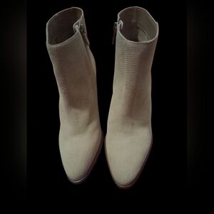 New Without Box Vince Camuto Textured Block Heeled Booties Size 7.5 M